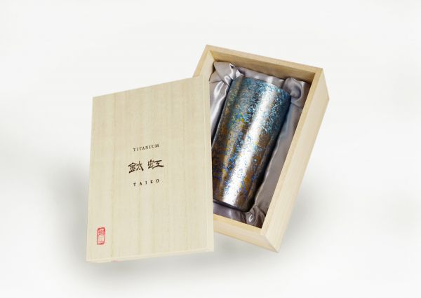 Horie Premium Trinkbecher aus Titan, blaue Graduierung