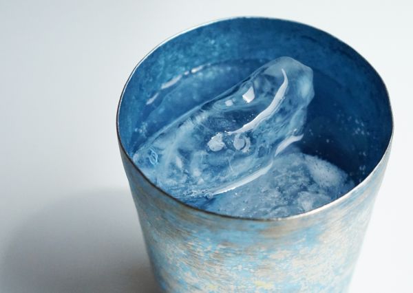 Horie Premium Trinkbecher aus Titan, blaue Graduierung